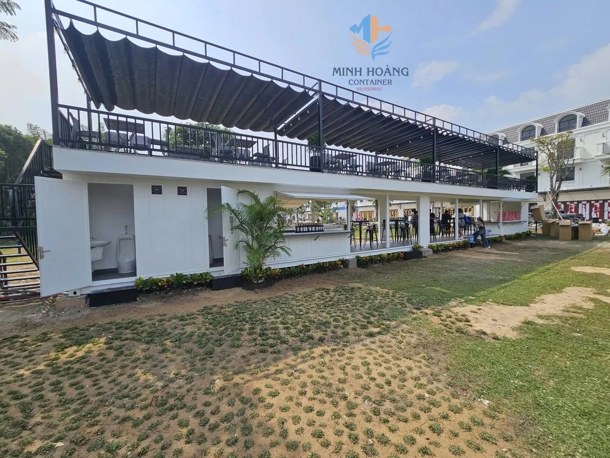Container cafe lắp ghép 2x40 feet trắng + container toilet 40 feet xanh lá 